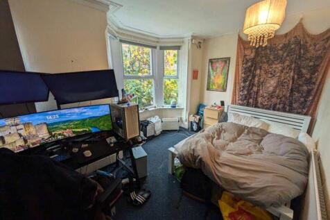 A cozy double bedroom with good natural light a...