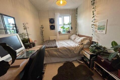 A cozy and inviting double bedroom with good na...