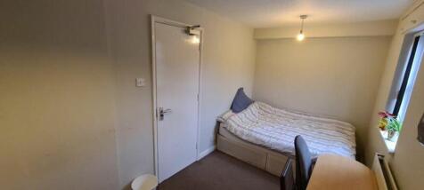 A cozy double bedroom featuring a comfortable b...