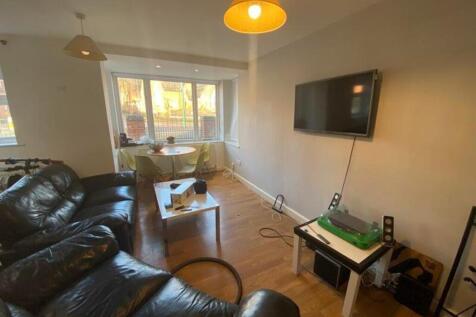 A spacious and inviting large modern living roo...
