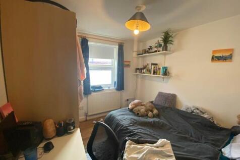 A cozy double bedroom featuring a comfortable b...