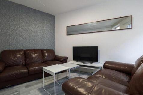 A spacious and inviting large modern living roo...