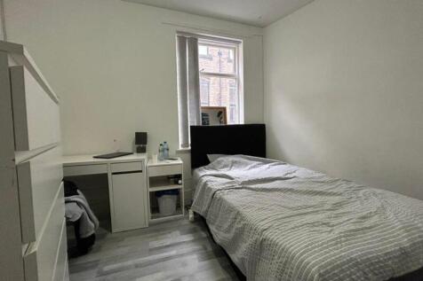 A bright and tidy double bedroom featuring a co...