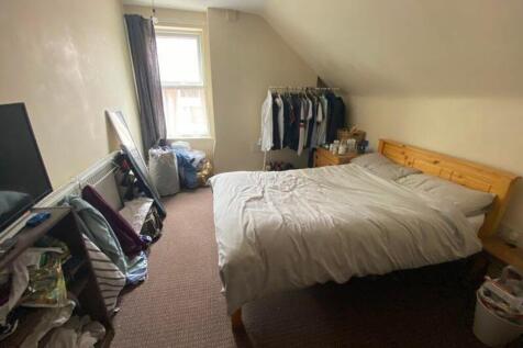 A cozy double bedroom with good natural light a...