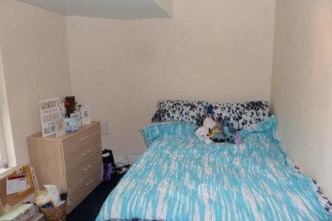 A cozy double bedroom featuring a comfortable b...