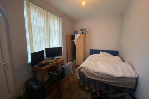 A cozy double bedroom featuring a comfortable b...