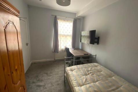 A bright and inviting double bedroom featuring ...