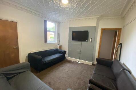 A spacious and inviting large modern living roo...