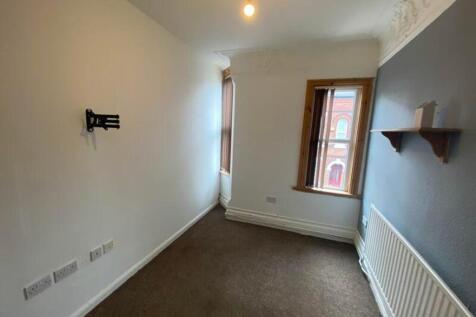 A cozy double bedroom featuring good natural li...