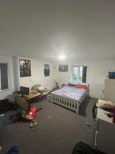 A spacious double bedroom featuring great poten...