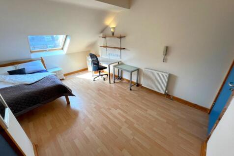 A spacious and bright large double bedroom with...