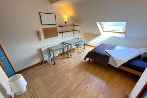 A spacious and well-lit large double bedroom, p...