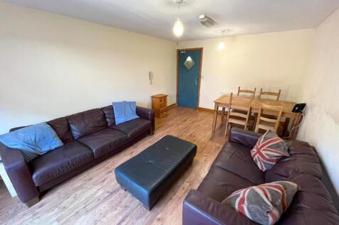 A spacious and inviting large modern living roo...