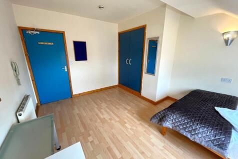 A spacious and well-lit double bedroom featurin...