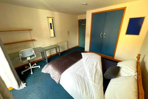 A bright and tidy double bedroom featuring a co...