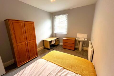 A bright and tidy double bedroom featuring a de...