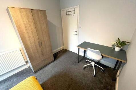 A bright and tidy double bedroom featuring a co...