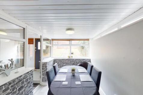 A spacious and inviting large modern living roo...