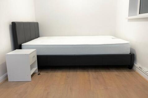 This inviting double bedroom is perfect for rel...