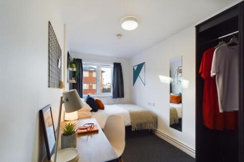 A bright and inviting double bedroom, perfect f...