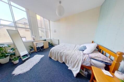 A spacious and bright large double bedroom with...