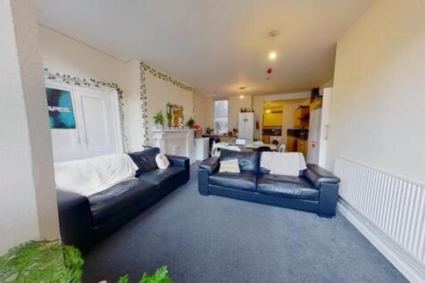A spacious and inviting large modern living roo...