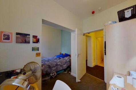 A cozy and inviting double bedroom, perfect for...