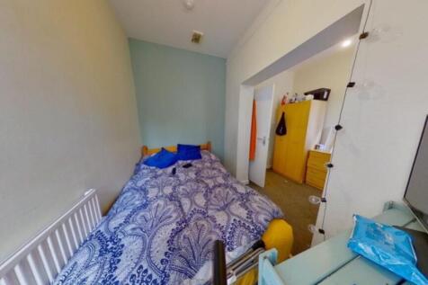 A cozy double bedroom with a bright atmosphere,...