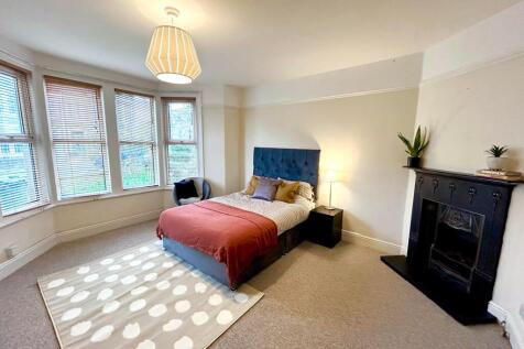 A beautifully presented double bedroom featurin...