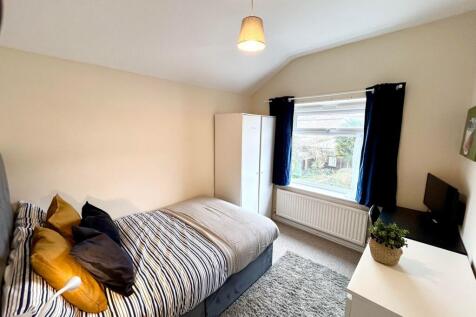 A cozy double bedroom featuring a comfortable b...