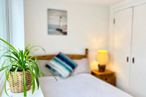 A cozy double bedroom featuring a comfortable b...