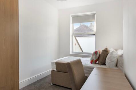 Bright and tidy single bedroom featuring a comf...
