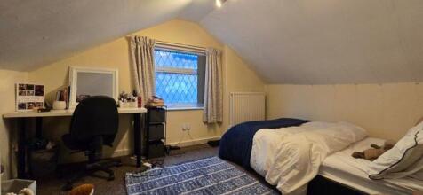 A cozy double bedroom featuring a comfortable b...