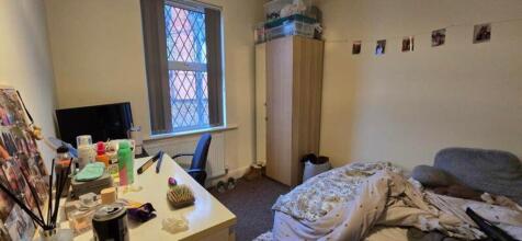 A cozy double bedroom with good natural light, ...