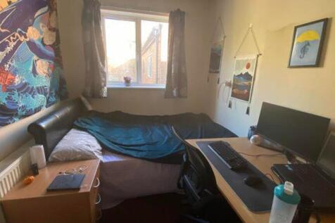 A cozy and bright double bedroom with a comfort...