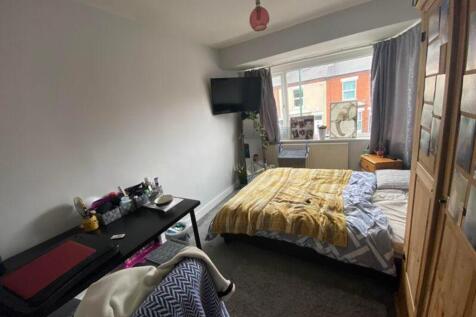 A cozy double bedroom with good natural light a...