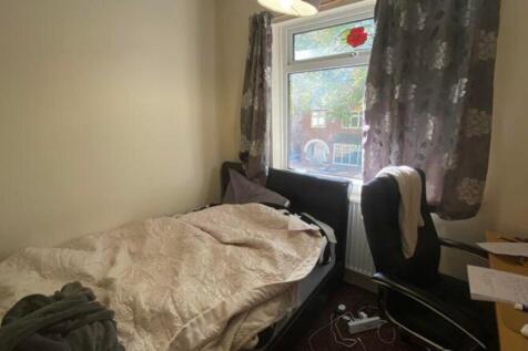 A cozy double bedroom featuring good natural li...