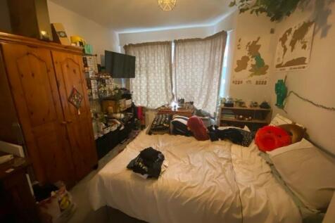 A cozy double bedroom featuring a comfortable b...
