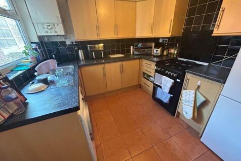A tidy and well-equipped kitchen, perfect for c...