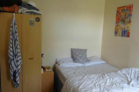 A cozy double bedroom featuring a comfortable b...