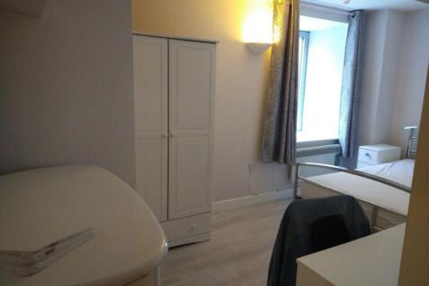 Bright and inviting double bedroom featuring am...