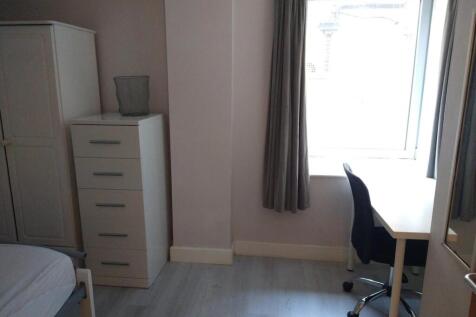 This inviting double bedroom features ample nat...