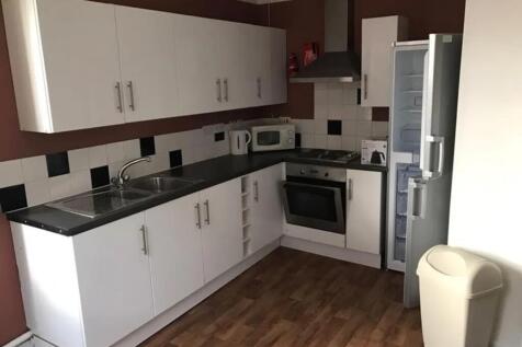 This well-equipped kitchen features modern appl...