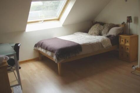A cozy double bedroom featuring a comfortable b...