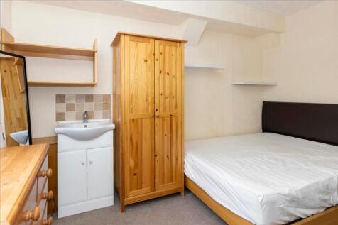 This inviting double bedroom features ample sto...
