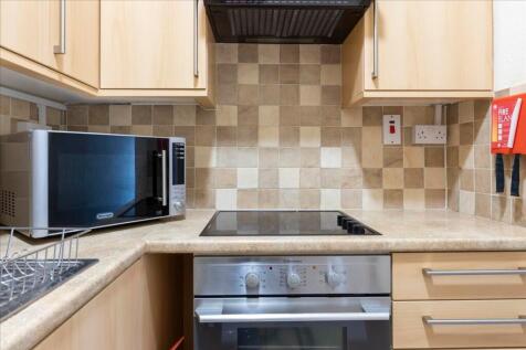 This well-equipped kitchen features modern appl...