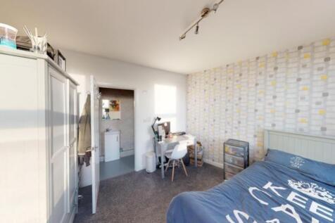 A spacious and well-lit large double bedroom, p...