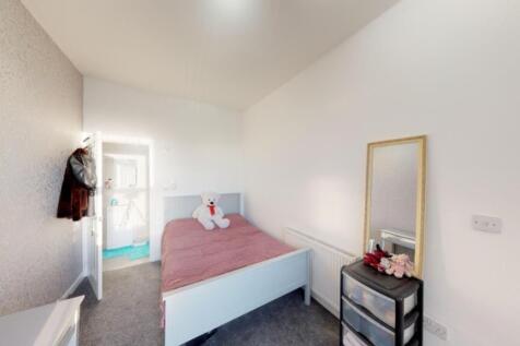 A bright and inviting double bedroom, perfect f...