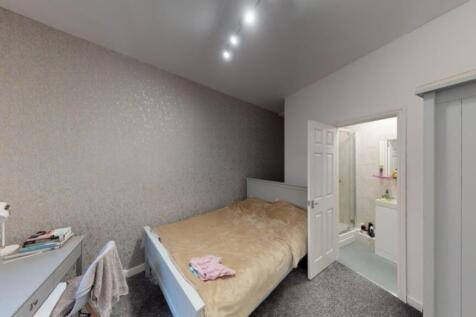 A cozy and inviting double bedroom featuring mo...