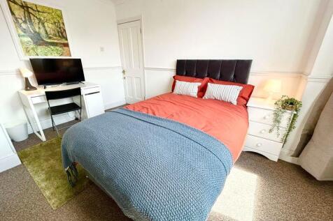A cozy double bedroom featuring a comfortable b...